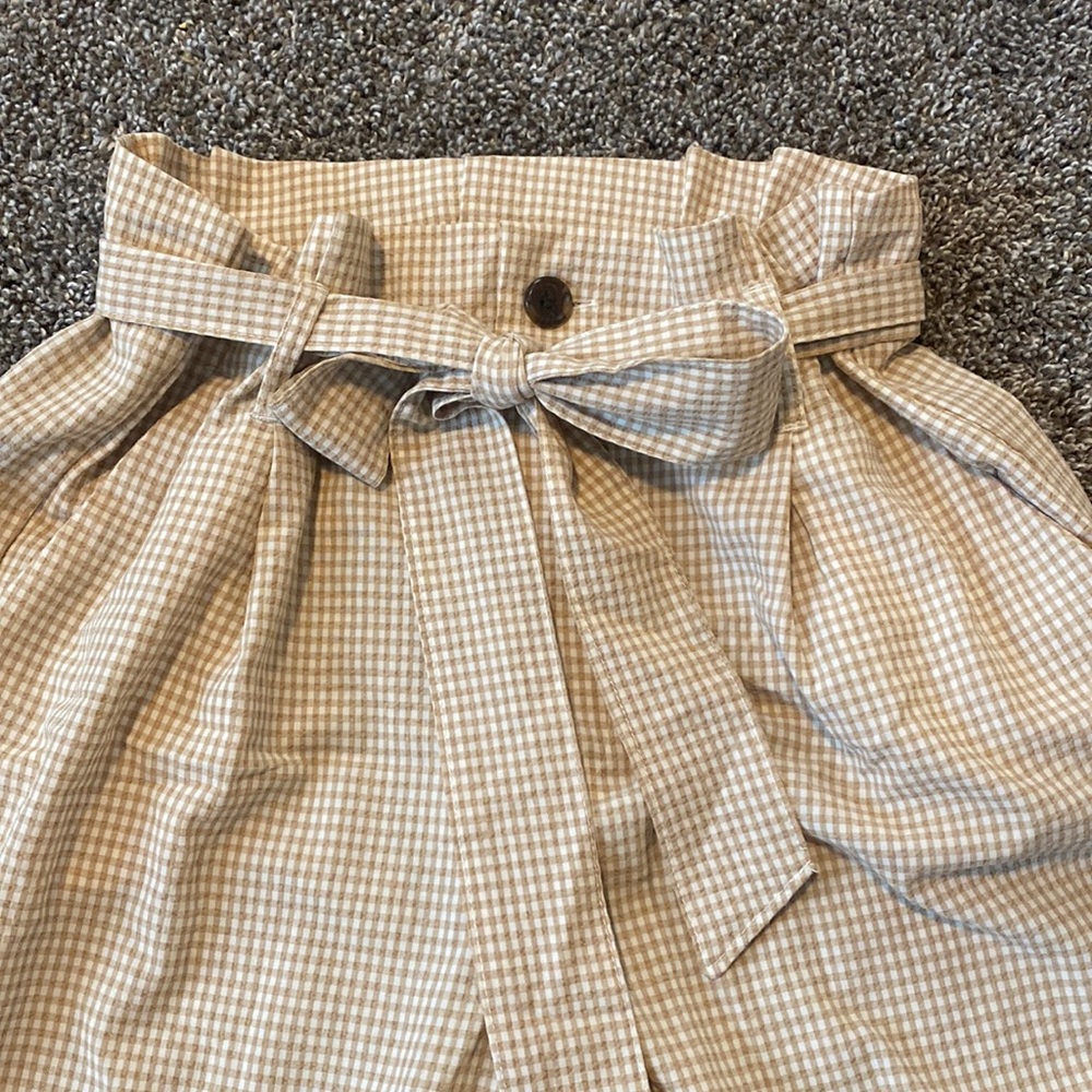 H&M linen bottoms. Cute timeliness checkered pattern.